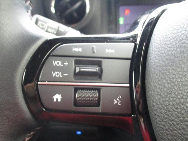 ハンドルリモコンスイッチ付きです。ハンドルから手を離さずに、オーディオのソース切り替えや選局、音量操作が可能です。