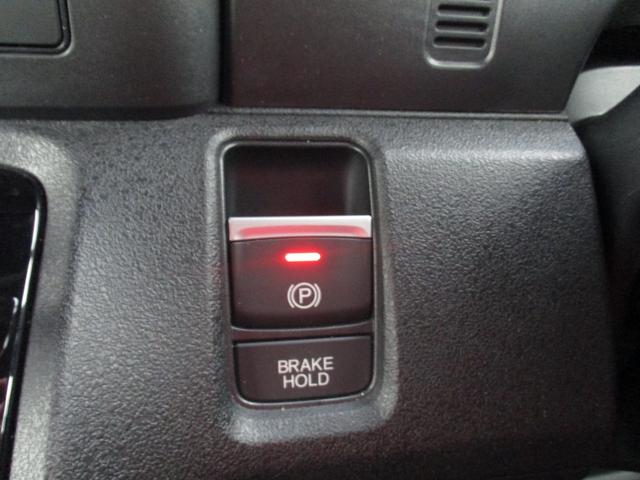 電子制御パーキングブレーキ、オートブレーキホールド機能が装備されています。