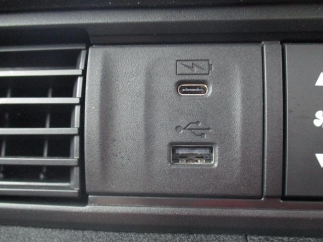 ナビ接続可能なＵＳＢジャック、充電用ＵＳＢジャックが装備されています。