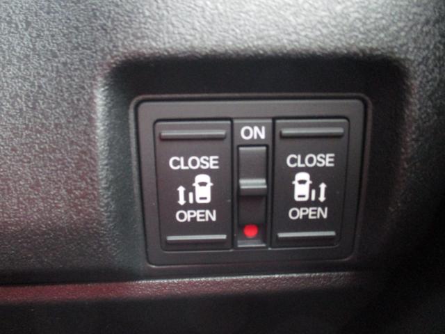 両側電動スライドドアが装備されています。狭い駐車場でも乗り降りがスムーズに行えます。