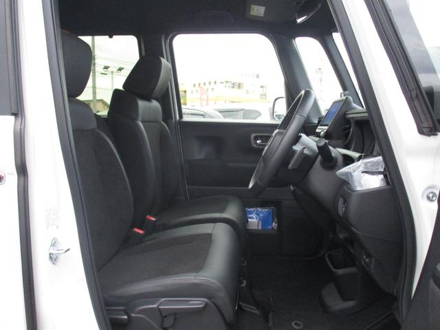 運転席と助手席は、ベンチシート仕様です。