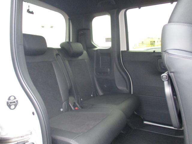 後席はスライドとリクライニング機能が装備されています。