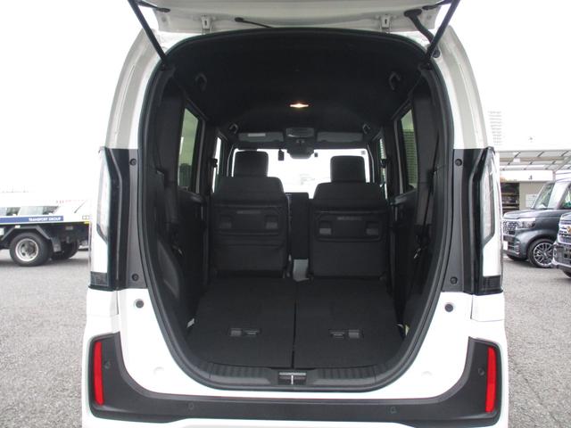 後席の背もたれは、ワンタッチでダイブダウン可能です。