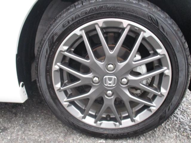 純正アルミホイールが装備されています。