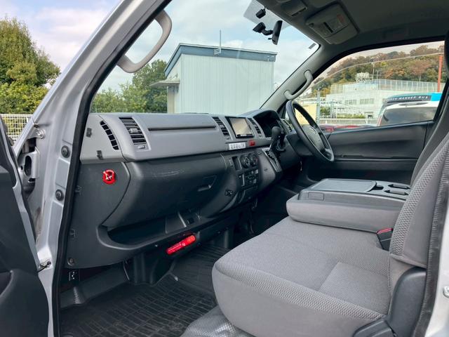 ハイエースバン DX 9人乗 AT車 カロッツェリアナビ キーレス バックカメラ ターボ 4WD(27枚目)