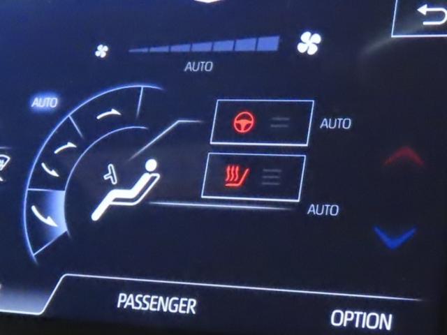 クラウンハイブリッド ＲＳ　メモリーナビ　フルセグＴＶ　ＣＤＤＶＤ再生　パノラミックビューモニター　シートヒーター　ＥＴＣ　衝突回避軽減ブレーキ　踏み間違い制御装置　車線逸脱警報　オートハイビーム　ブラインドモニター（4枚目）