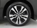 タイヤサイズは235/50R18です。純正アルミホイールを装着しています。