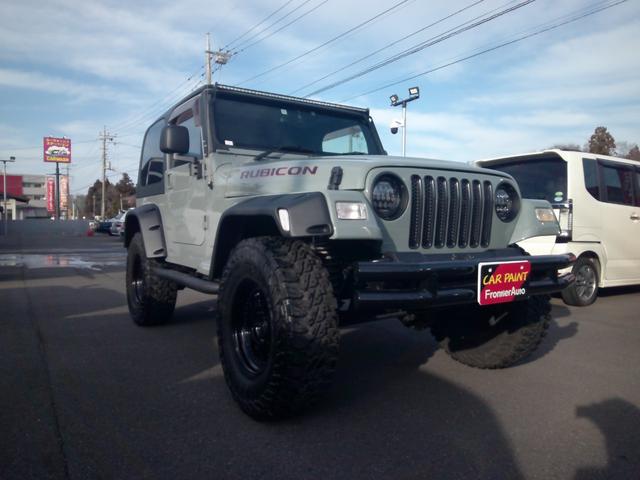 ジープ・ラングラー サハラ　ハードトップ後期モデルアーバンカーキオールペイント済ＬＥＤヘッドライト　２．５インチリフトアップ　ＲＵＧＧＥＤＲＩＤＧＥフロントリアＷチュウブバンパーネオプレーンシートカバーＤＡＹＴＯＮＡホイール（3枚目）