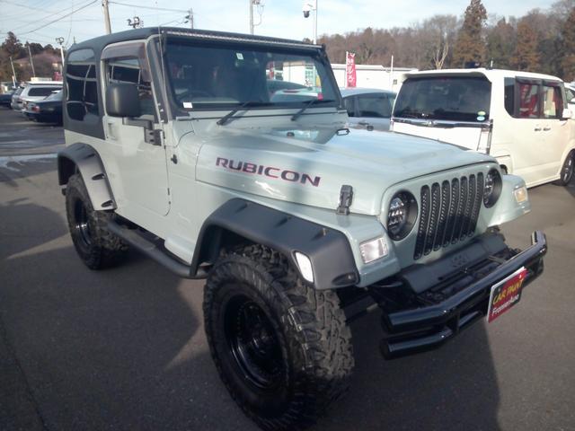 ジープ・ラングラー サハラ　ハードトップ後期モデルアーバンカーキオールペイント済ＬＥＤヘッドライト　２．５インチリフトアップ　ＲＵＧＧＥＤＲＩＤＧＥフロントリアＷチュウブバンパーネオプレーンシートカバーＤＡＹＴＯＮＡホイール（6枚目）