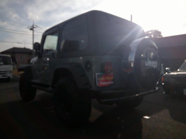 ジープ・ラングラー サハラ　ハードトップ後期モデルアーバンカーキオールペイント済ＬＥＤヘッドライト　２．５インチリフトアップ　ＲＵＧＧＥＤＲＩＤＧＥフロントリアＷチュウブバンパーネオプレーンシートカバーＤＡＹＴＯＮＡホイール（8枚目）