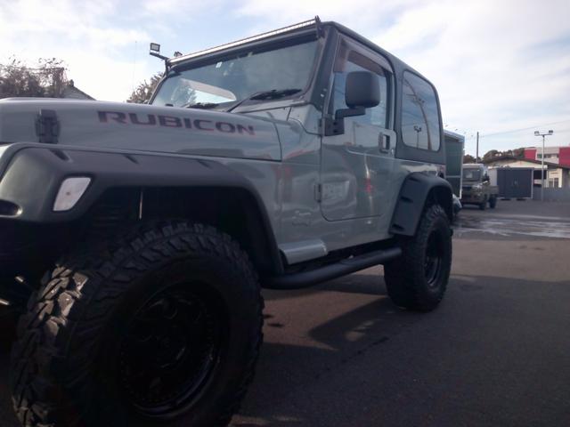 ジープ・ラングラー サハラ　ハードトップ後期モデルアーバンカーキオールペイント済ＬＥＤヘッドライト　２．５インチリフトアップ　ＲＵＧＧＥＤＲＩＤＧＥフロントリアＷチュウブバンパーネオプレーンシートカバーＤＡＹＴＯＮＡホイール（11枚目）