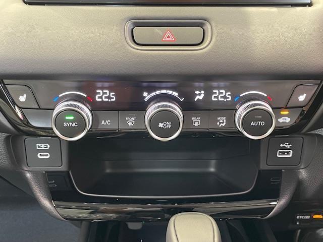 ヴェゼル ｅ：ＨＥＶ　Ｚ　ホンダセンシング　純正ナビ　バックカメラ　パワーバックドア　レーダークルーズコントロール　ＬＥＤ　ハーフレザーシート　シートヒーター　純正１８インチアルミ　ステアリングヒーター　純正ＥＴＣ２．０（14枚目）