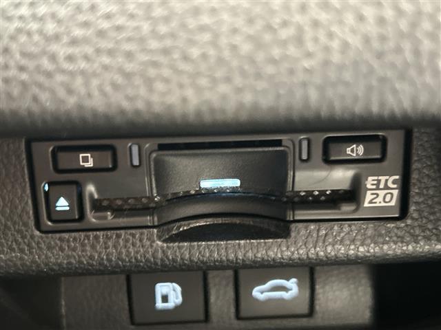 クラウンクロスオーバー Ｇ　トヨタセーフティセンス　純正１２．３インチナビ　ＢＴ／フルセグ／タイプＣ　全方位カメラ　ワイヤレス充電　デジタルインナーミラー　運転席パワーシート　ハーフレザーシート（6枚目）