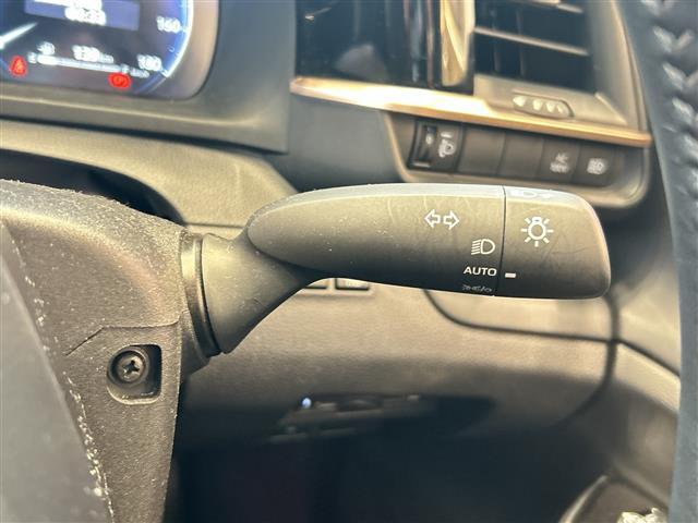 クラウンクロスオーバー Ｇ　トヨタセーフティセンス　純正１２．３インチナビ　ＢＴ／フルセグ／タイプＣ　全方位カメラ　ワイヤレス充電　デジタルインナーミラー　運転席パワーシート　ハーフレザーシート（12枚目）