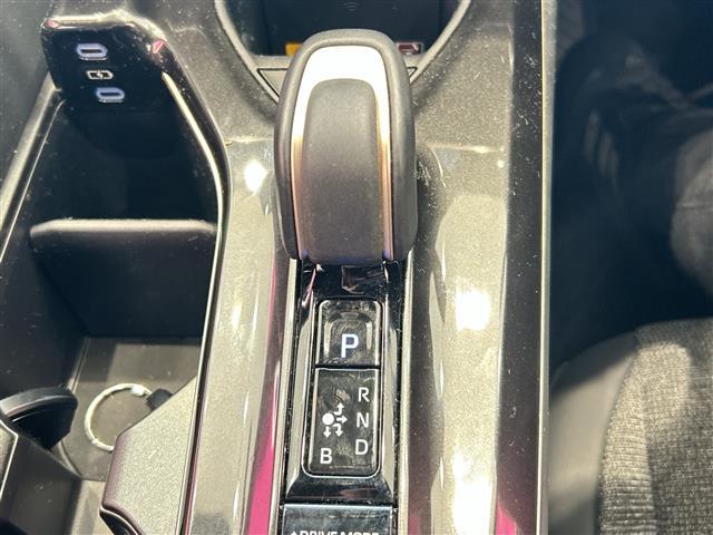 クラウンクロスオーバー Ｇ　トヨタセーフティセンス　純正１２．３インチナビ　ＢＴ／フルセグ／タイプＣ　全方位カメラ　ワイヤレス充電　デジタルインナーミラー　運転席パワーシート　ハーフレザーシート（16枚目）