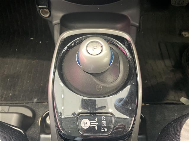 ノート ｅ－パワー　Ｘ　エマージェンシーブレーキ　純正メモリナビ（ＣＤ／ＤＶＤ／ＢＴ／フルセグ）　ステアリングスイッチ　ＥＴＣ（12枚目）