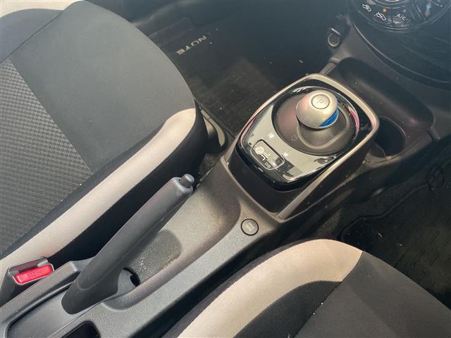 ノート ｅ－パワー　Ｘ　エマージェンシーブレーキ　純正メモリナビ（ＣＤ／ＤＶＤ／ＢＴ／フルセグ）　ステアリングスイッチ　ＥＴＣ（13枚目）