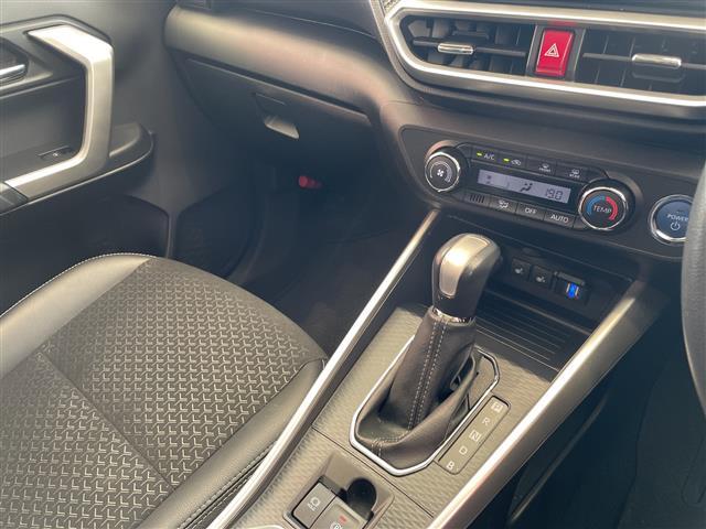 ロッキー プレミアムＧ　ＨＥＶ　スマートアシスト　９インチメモリナビ　バックカメラ　レーダークルーズコントロール　ＬＥＤオート　ハーフレザーシート　シートヒーター　純正１７インチアルミホイール　ステアリングスイッチ　純正ＥＴＣ（12枚目）