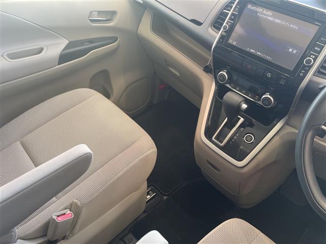 セレナ Ｘ　インテリジェント　エマージェンシーブレーキ　純正８インチナビ　ＣＤ／ＤＶＤ／ＢＴ／フルセグ／ＵＳＢ　アラウンドビューモニター　フリップダウンモニター　両側電動スライドドア（14枚目）