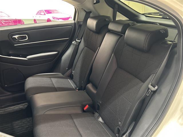 ヴェゼル ｅ：ＨＥＶ　Ｚ　ホンダセンシング　純正ナビ　バックカメラ　パワーバックドア　レーダークルーズコントロール　ＬＥＤ　ハーフレザーシート　シートヒーター　純正アルミ　ブラインドスポットモニター　ワイヤレス充電　純正ＥＴＣ（14枚目）