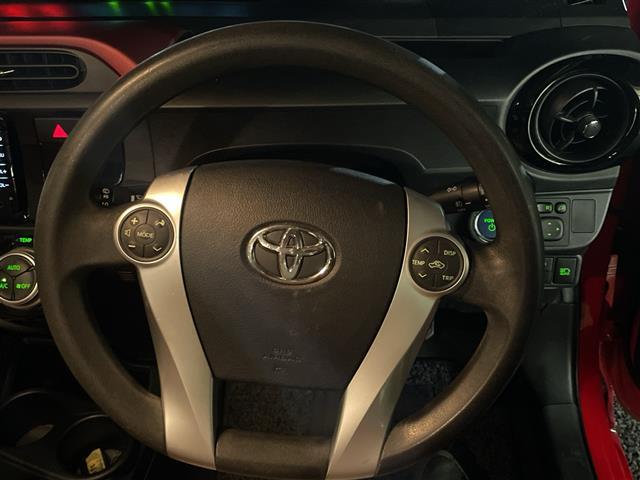 アクア Ｓ　トヨタセーフティーセンス　純正メモリナビ（ＣＤ／ＢＴ／フルセグ）　バックカメラ　ＨＩＤオートライト　シートヒーター　ステアリングスイッチ（8枚目）