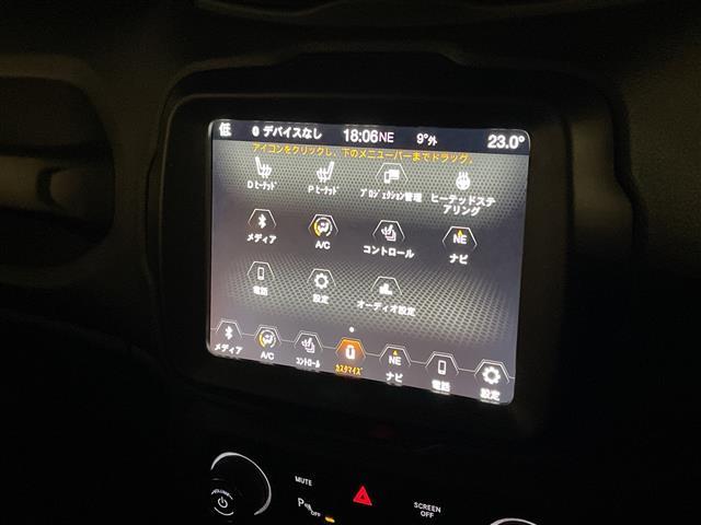 ジープ・レネゲード リミテッド　サンルーフ　純正ナビ　フルセグＴＶ　バックカメラ　クルーズコントロール　ＬＥＤ　レザーシート　パワーシート　シートヒーター　ステアリングヒーター　純正１７インチＡＷ　プッシュスタート　ＥＴＣ　禁煙車（4枚目）