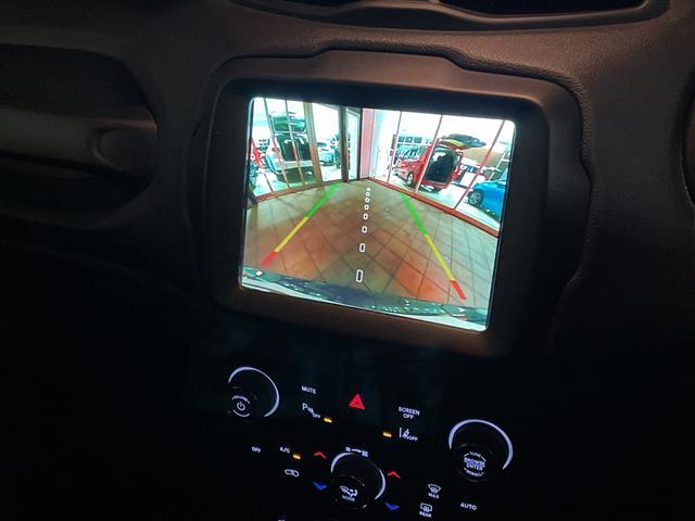 ジープ・レネゲード リミテッド　サンルーフ　純正ナビ　フルセグＴＶ　バックカメラ　クルーズコントロール　ＬＥＤ　レザーシート　パワーシート　シートヒーター　ステアリングヒーター　純正１７インチＡＷ　プッシュスタート　ＥＴＣ　禁煙車（5枚目）