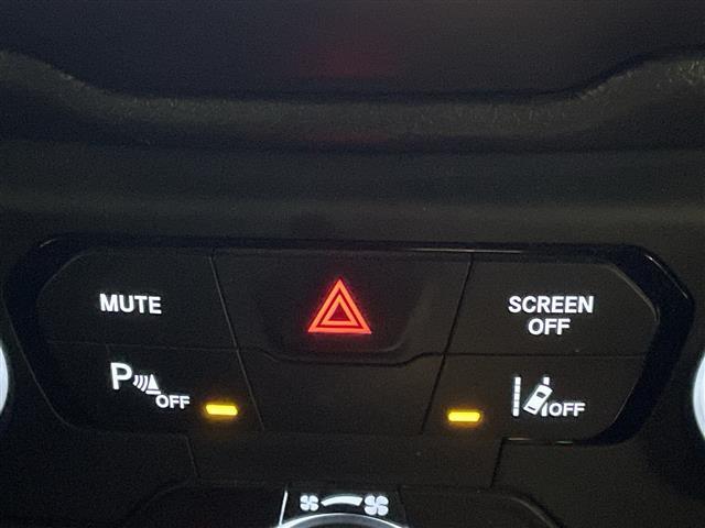 ジープ・レネゲード リミテッド　サンルーフ　純正ナビ　フルセグＴＶ　バックカメラ　クルーズコントロール　ＬＥＤ　レザーシート　パワーシート　シートヒーター　ステアリングヒーター　純正１７インチＡＷ　プッシュスタート　ＥＴＣ　禁煙車（8枚目）