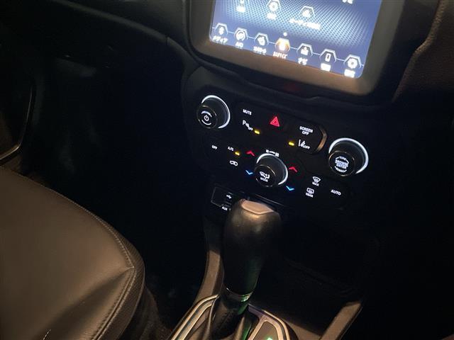 ジープ・レネゲード リミテッド　サンルーフ　純正ナビ　フルセグＴＶ　バックカメラ　クルーズコントロール　ＬＥＤ　レザーシート　パワーシート　シートヒーター　ステアリングヒーター　純正１７インチＡＷ　プッシュスタート　ＥＴＣ　禁煙車（9枚目）