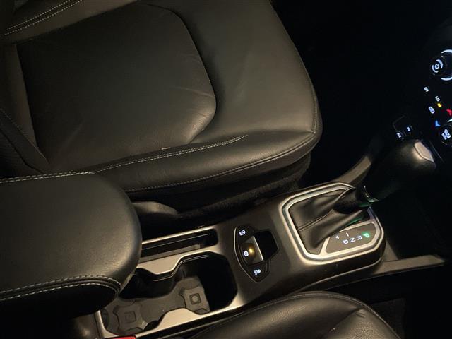 ジープ・レネゲード リミテッド　サンルーフ　純正ナビ　フルセグＴＶ　バックカメラ　クルーズコントロール　ＬＥＤ　レザーシート　パワーシート　シートヒーター　ステアリングヒーター　純正１７インチＡＷ　プッシュスタート　ＥＴＣ　禁煙車（10枚目）