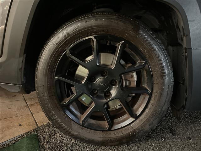 ジープ・レネゲード リミテッド　サンルーフ　純正ナビ　フルセグＴＶ　バックカメラ　クルーズコントロール　ＬＥＤ　レザーシート　パワーシート　シートヒーター　ステアリングヒーター　純正１７インチＡＷ　プッシュスタート　ＥＴＣ　禁煙車（17枚目）