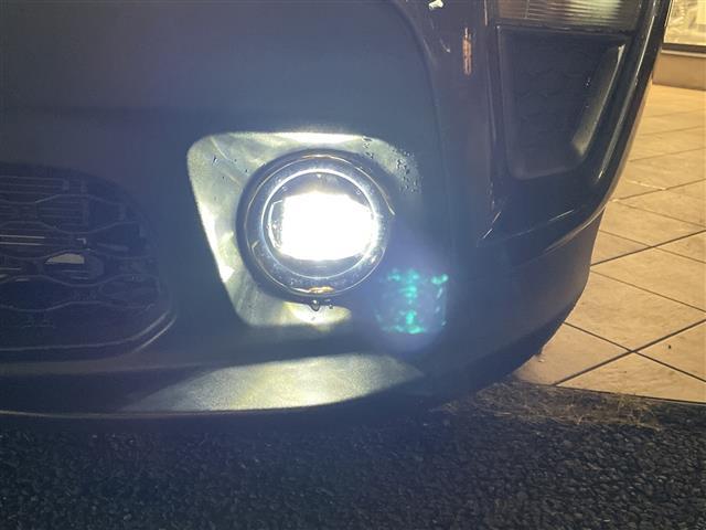 ジープ・レネゲード リミテッド　サンルーフ　純正ナビ　フルセグＴＶ　バックカメラ　クルーズコントロール　ＬＥＤ　レザーシート　パワーシート　シートヒーター　ステアリングヒーター　純正１７インチＡＷ　プッシュスタート　ＥＴＣ　禁煙車（25枚目）