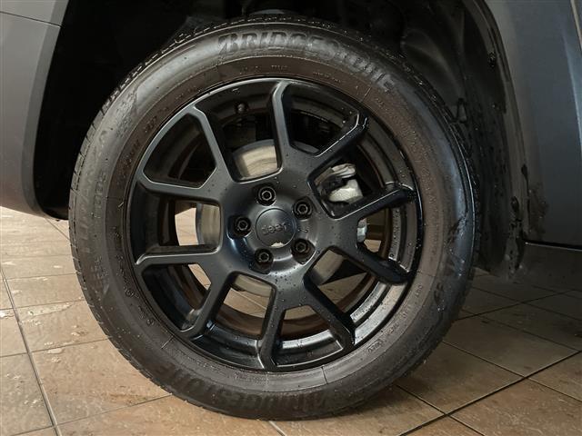 ジープ・レネゲード リミテッド　サンルーフ　純正ナビ　フルセグＴＶ　バックカメラ　クルーズコントロール　ＬＥＤ　レザーシート　パワーシート　シートヒーター　ステアリングヒーター　純正１７インチＡＷ　プッシュスタート　ＥＴＣ　禁煙車（26枚目）