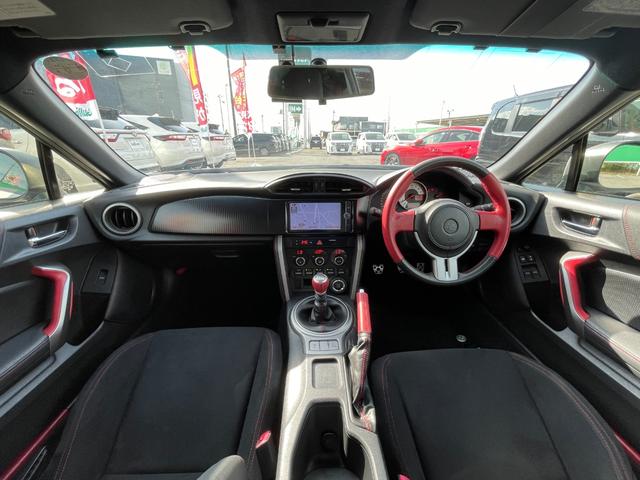 ８６ ＧＴ　６ＭＴ　ＴＲＤエアロ　ＴＲＤマフラー　純正ＳＤナビ　バックカメラ　スマートキー　純正１７インチアルミホイール　純正キセノンヘッドライト　フォグランプ　純正ドライブレコーダー　ＥＴＣ　ドアバイザー（5枚目）