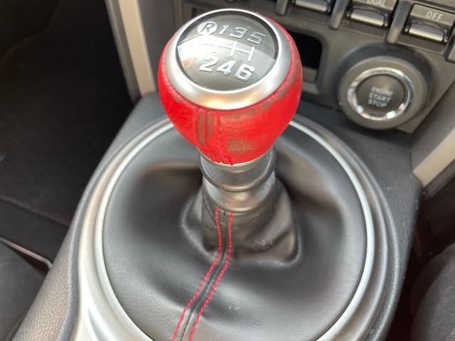 ８６ ＧＴ　６ＭＴ　ＴＲＤエアロ　ＴＲＤマフラー　純正ＳＤナビ　バックカメラ　スマートキー　純正１７インチアルミホイール　純正キセノンヘッドライト　フォグランプ　純正ドライブレコーダー　ＥＴＣ　ドアバイザー（12枚目）