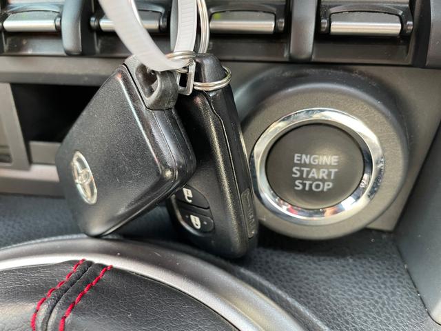 ８６ ＧＴ　６ＭＴ　ＴＲＤエアロ　ＴＲＤマフラー　純正ＳＤナビ　バックカメラ　スマートキー　純正１７インチアルミホイール　純正キセノンヘッドライト　フォグランプ　純正ドライブレコーダー　ＥＴＣ　ドアバイザー（17枚目）