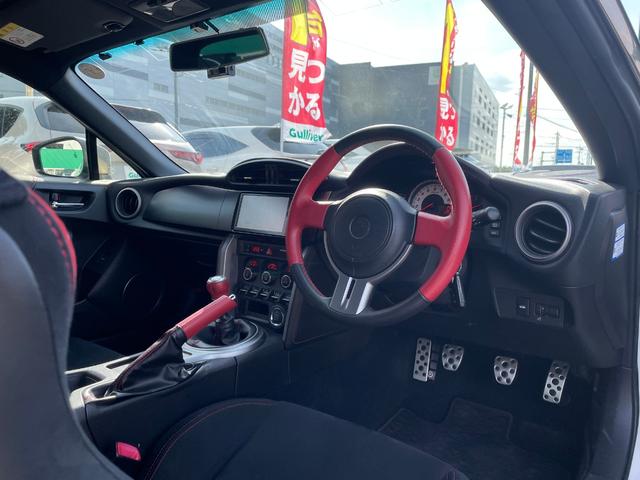 ８６ ＧＴ　６ＭＴ　ＴＲＤエアロ　ＴＲＤマフラー　純正ＳＤナビ　バックカメラ　スマートキー　純正１７インチアルミホイール　純正キセノンヘッドライト　フォグランプ　純正ドライブレコーダー　ＥＴＣ　ドアバイザー（20枚目）