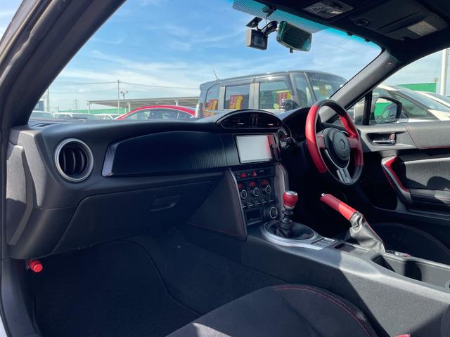 ８６ ＧＴ　６ＭＴ　ＴＲＤエアロ　ＴＲＤマフラー　純正ＳＤナビ　バックカメラ　スマートキー　純正１７インチアルミホイール　純正キセノンヘッドライト　フォグランプ　純正ドライブレコーダー　ＥＴＣ　ドアバイザー（22枚目）