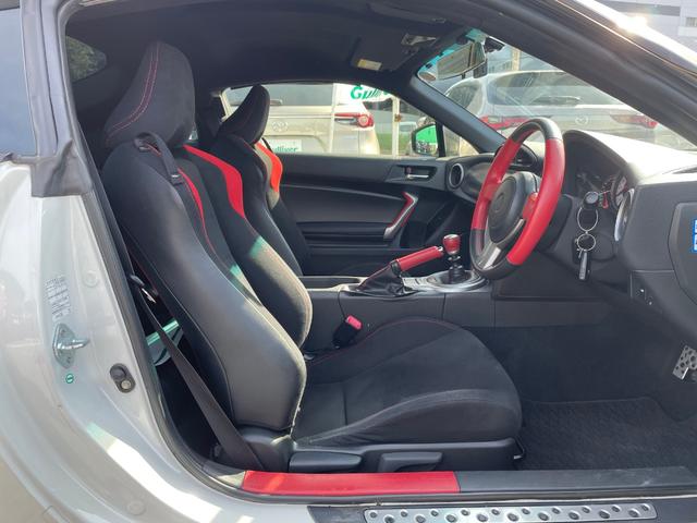 ８６ ＧＴ　６ＭＴ　ＴＲＤエアロ　ＴＲＤマフラー　純正ＳＤナビ　バックカメラ　スマートキー　純正１７インチアルミホイール　純正キセノンヘッドライト　フォグランプ　純正ドライブレコーダー　ＥＴＣ　ドアバイザー（23枚目）