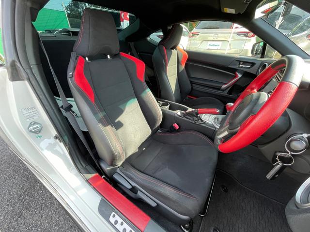 ８６ ＧＴ　６ＭＴ　ＴＲＤエアロ　ＴＲＤマフラー　純正ＳＤナビ　バックカメラ　スマートキー　純正１７インチアルミホイール　純正キセノンヘッドライト　フォグランプ　純正ドライブレコーダー　ＥＴＣ　ドアバイザー（24枚目）