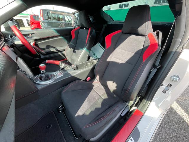 ８６ ＧＴ　６ＭＴ　ＴＲＤエアロ　ＴＲＤマフラー　純正ＳＤナビ　バックカメラ　スマートキー　純正１７インチアルミホイール　純正キセノンヘッドライト　フォグランプ　純正ドライブレコーダー　ＥＴＣ　ドアバイザー（26枚目）