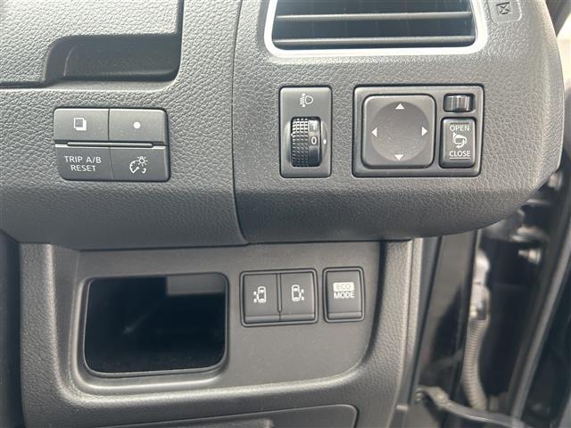 セレナ ハイウェイスター S-ハイブリッド 純正SDナビ バックカメラ 両後パワースライドドア インテリジェントキー クルーズコントロール 純正16インチアルミホイール ヘッドライトレベライザー 本革巻ステアリング フォグランプ ドアバイザー(11枚目)