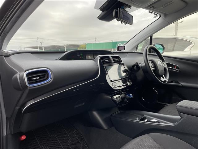 プリウス S TRDエアロ 純正9インチSDナビ バックカメラ トヨタセーフティーセンス レーダークルーズコントロール RAYS18インチアルミ 社外デジタルインナーミラー スマートキー コーナーセンサー ETC(17枚目)