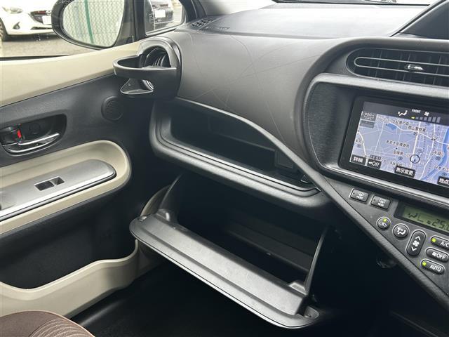 アクア G 純正ナビゲーション/バックカメラ/ETC・前席シートヒーター/ステアリングリモコン/LEDオートライト/アイドリングストップ/純正フロアマット/ドアバイザー(10枚目)