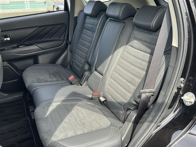 アウトランダーＰＨＥＶ Ｇ　禁煙車　スマートキー　プッシュスタート　ＥＴＣ　全方位カメラ　純正メモリナビ（ＤＴＶ／ＢＴ／ＤＶＤ／ラジオ）　パワーシート　シートヒーター　ステアリングヒーター　ブラインドスポットモニター　保証書（28枚目）