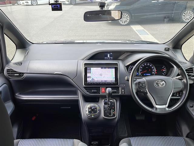 ヴォクシー ＺＳ　煌　純正メモリナビ　Ｂｌｕｅｔｏｏｔｈ　フルセグＴＶ　バックカメラ　両側パワースライドドア　純正フリップダウンモニター　スマートキー　プッシュスタート　前方ドライブレコーダー　コーナーセンサー　ＥＴＣ（4枚目）