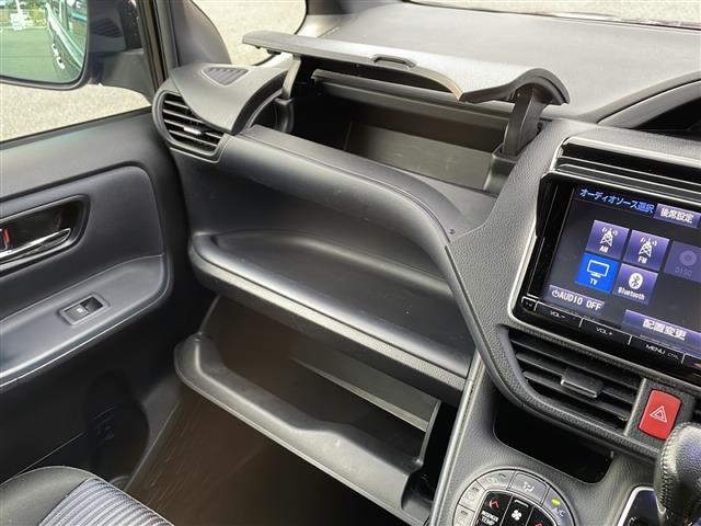 ヴォクシー ＺＳ　煌　純正メモリナビ　Ｂｌｕｅｔｏｏｔｈ　フルセグＴＶ　バックカメラ　両側パワースライドドア　純正フリップダウンモニター　スマートキー　プッシュスタート　前方ドライブレコーダー　コーナーセンサー　ＥＴＣ（19枚目）