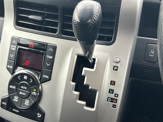 ヴォクシー ZS 煌 ワンオーナー 禁煙車 モデリスタエアロ スマートキー プッシュスタート フリップダウンモニター ETC 両側パワースライドドア 純正メモリナビ(TV/BT/DVD/ラジオ) バックカメラ 保証書(16枚目)