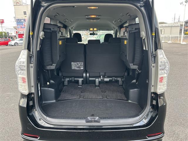 ヴォクシー ZS 煌 ワンオーナー 禁煙車 モデリスタエアロ スマートキー プッシュスタート フリップダウンモニター ETC 両側パワースライドドア 純正メモリナビ(TV/BT/DVD/ラジオ) バックカメラ 保証書(25枚目)