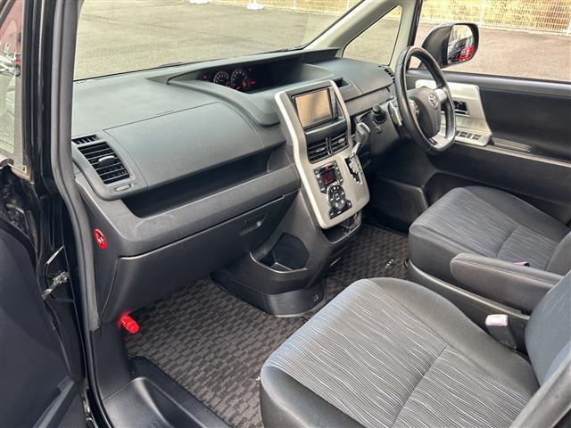 ヴォクシー ZS 煌 ワンオーナー 禁煙車 モデリスタエアロ スマートキー プッシュスタート フリップダウンモニター ETC 両側パワースライドドア 純正メモリナビ(TV/BT/DVD/ラジオ) バックカメラ 保証書(29枚目)